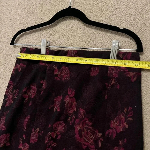 White House Black Market WHBM | Burgundy Floral Pencil Skirt | Size 6 - Picture 8 of 9